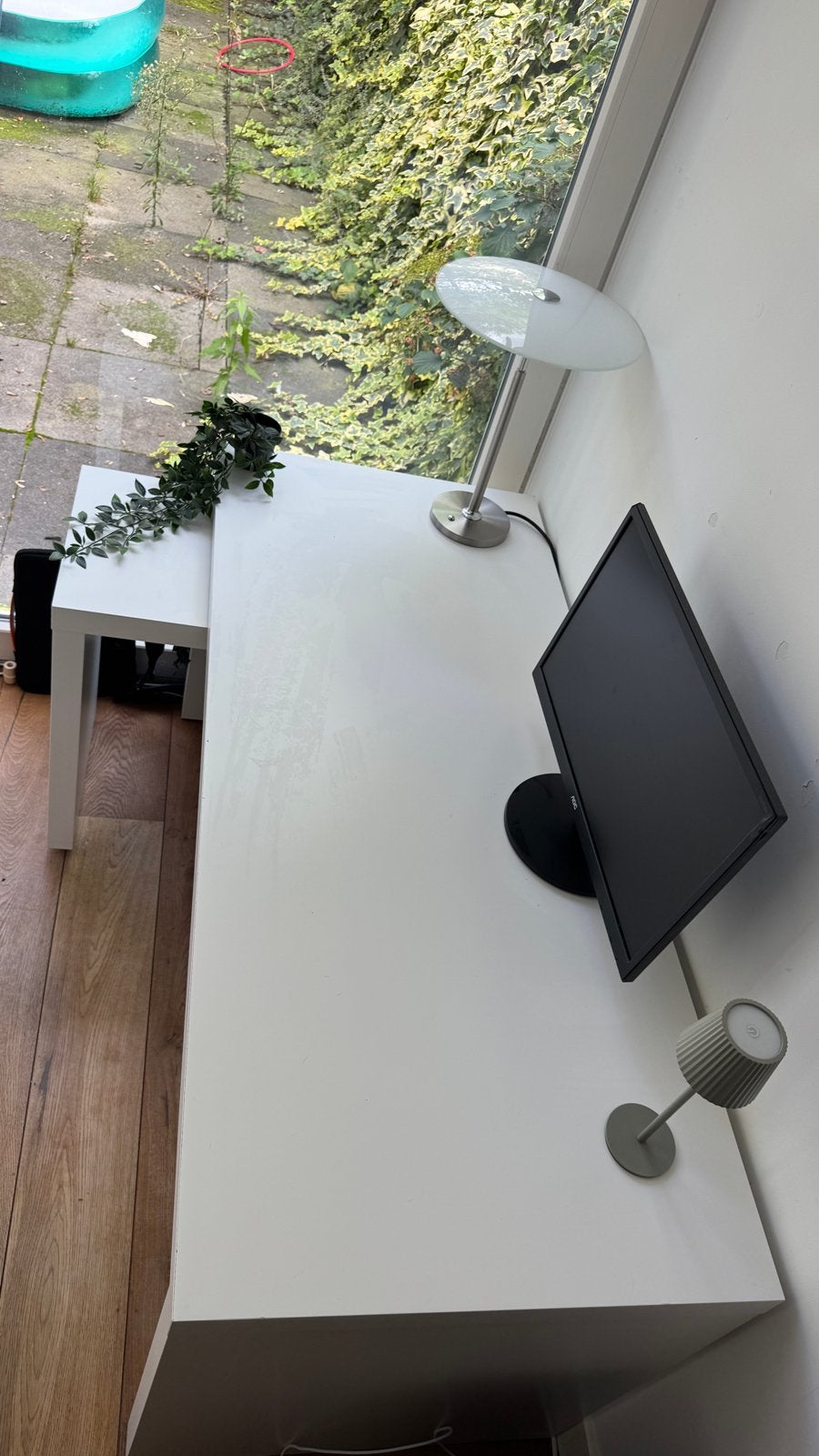 Wit bureau table met uitschuifbare zijtafel, Huis en Inrichting, Ophalen, Demontabel, Gebruikt, Spaanplaat of MDF