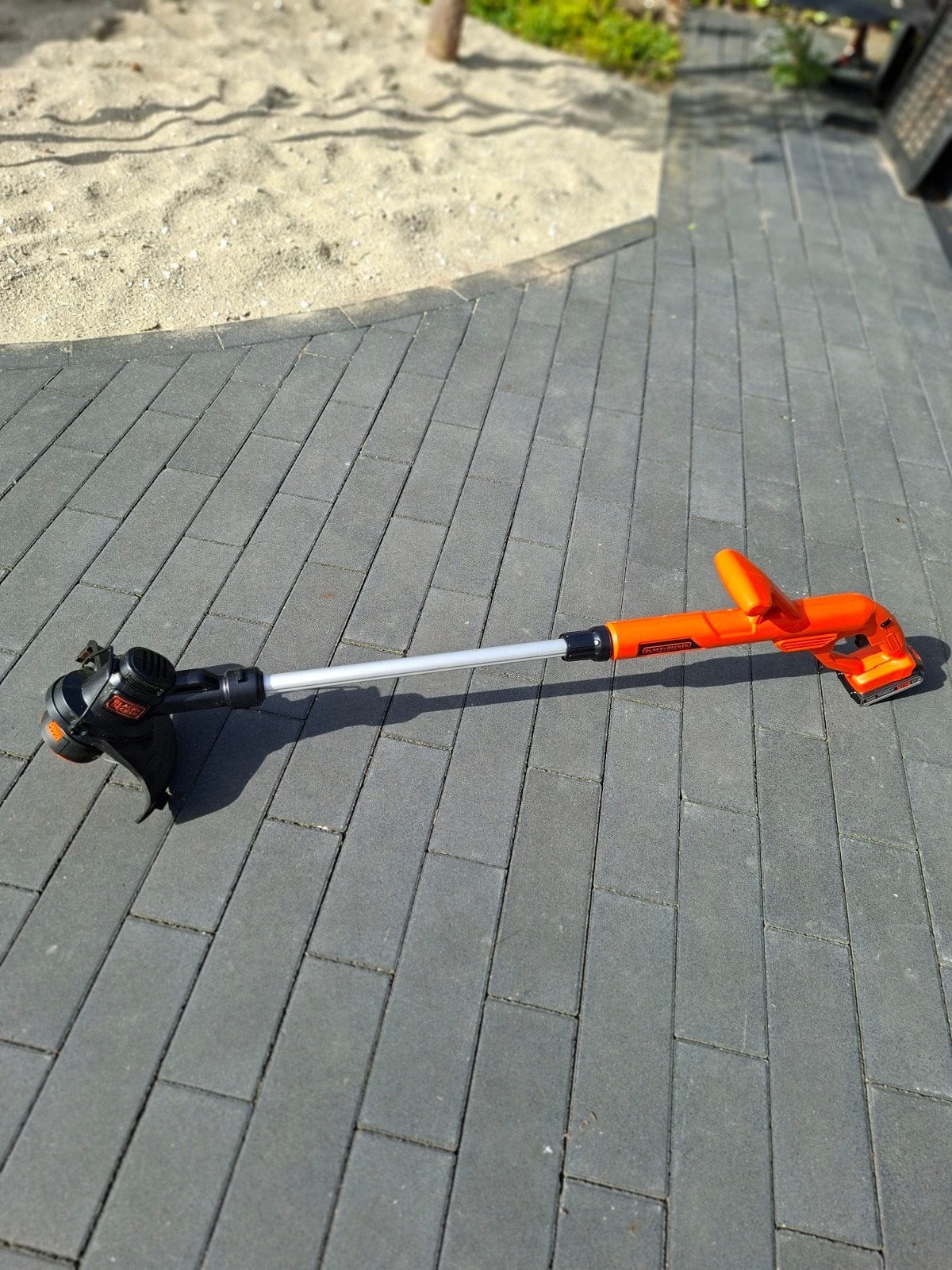 Black+Decker Grastrimmer met Accu en Lader, Ophalen, Zo goed als nieuw, Accu