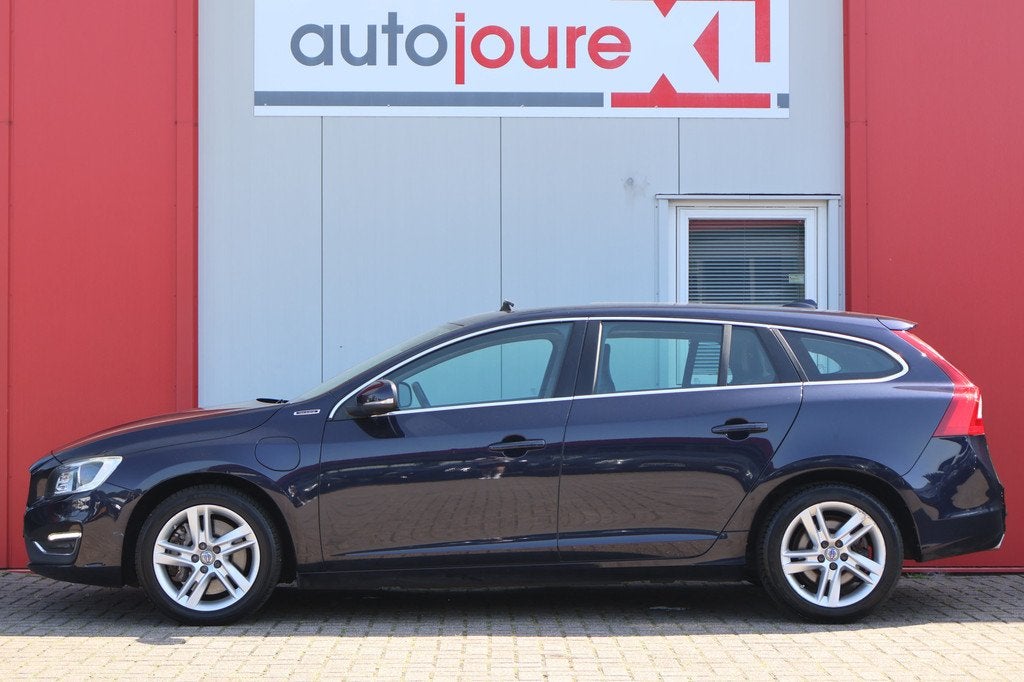Volvo V60 2.4 D6 Twin Engine R-Design (bj 2015, automaat), Auto's, Euro 6, Blauw, Vierwielaandrijving, 1880 kg