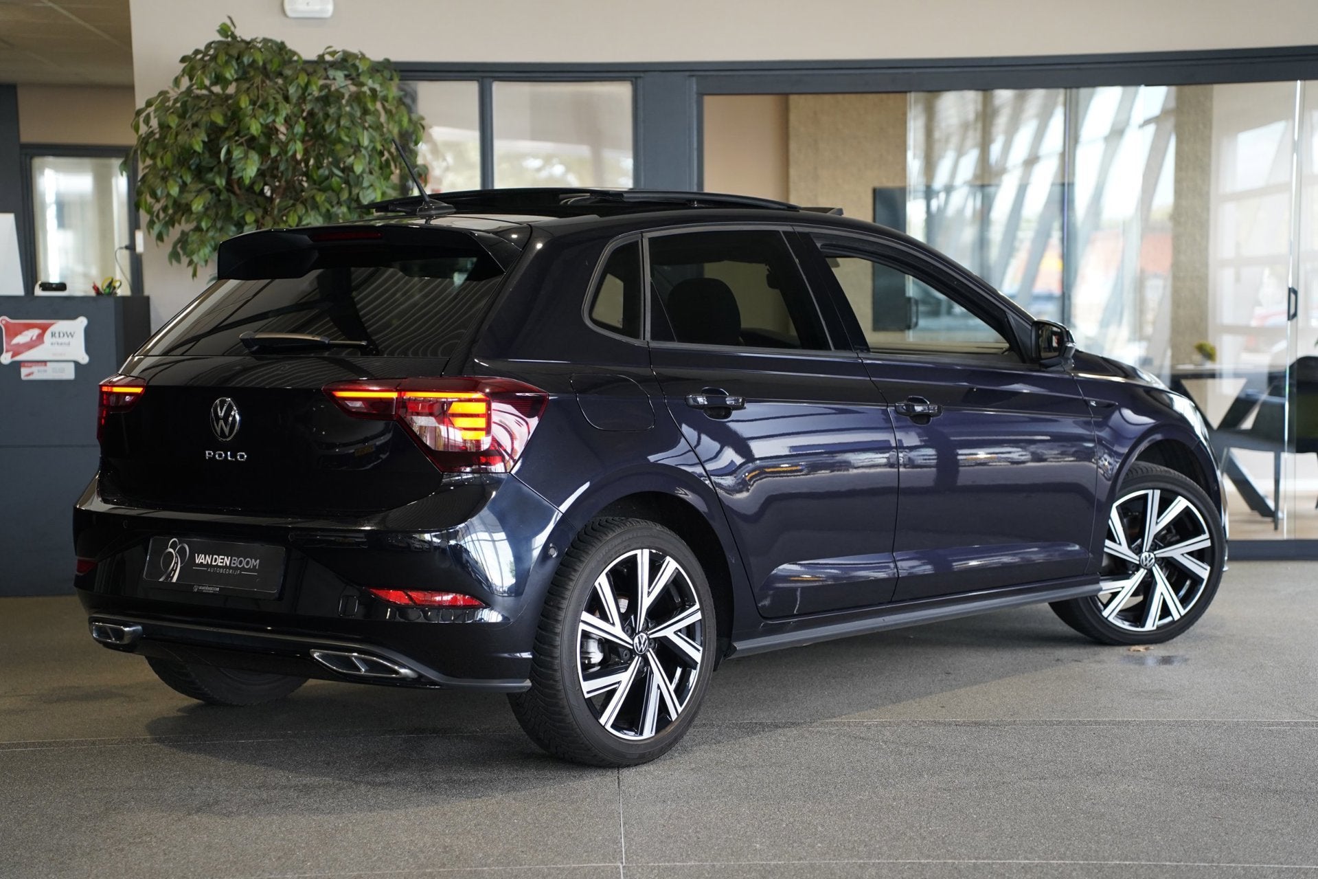 Volkswagen Polo 1.0 TSI 2x R-Line 110PK DSG Facelift Pano Na, Auto's, Dealer onderhouden, Gebruikt, Zwart, Origineel Nederlands