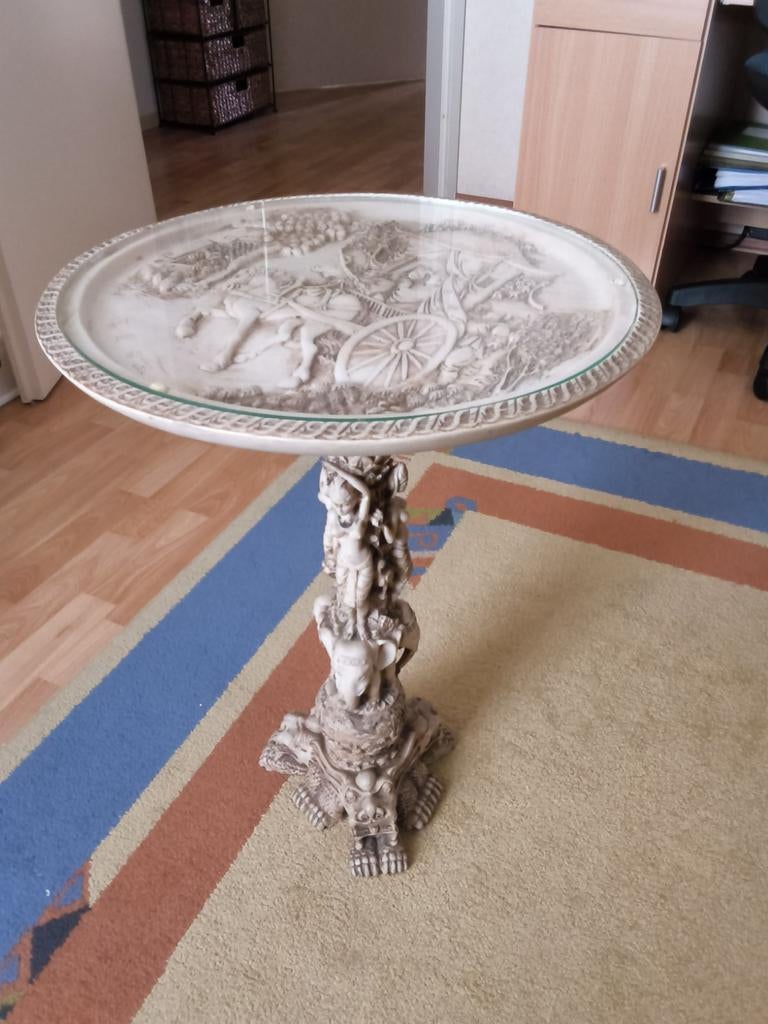 Antieke bijzettafel met gedetailleerde reliëfs, Huis en Inrichting, Ophalen, Overige materialen, Gebruikt, 50 tot 100 cm