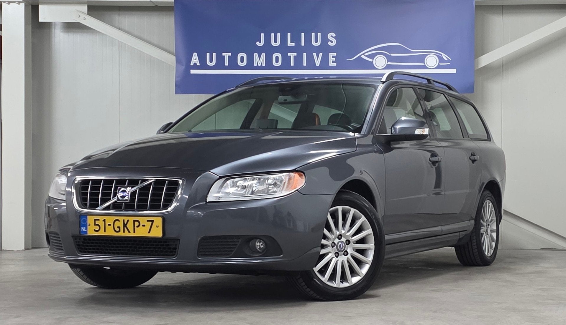 Volvo V70 2.5T Momentum Dealer Onderhouden Leer Trekhaak PDC, Auto's, Voorwielaandrijving, Zwart, 2521 cc, Handgeschakeld