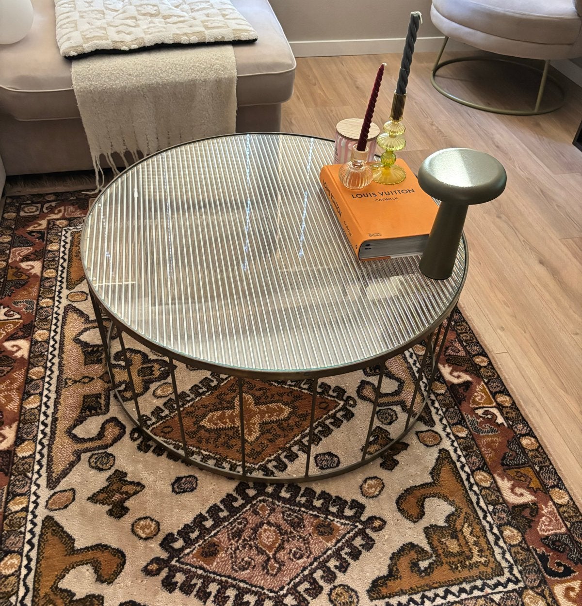 Ronde salontafel met glazen blad en gouden onderstel, Huis en Inrichting, Tafels | Salontafels, Ophalen, Gebruikt, Rond, 50 tot 100 cm