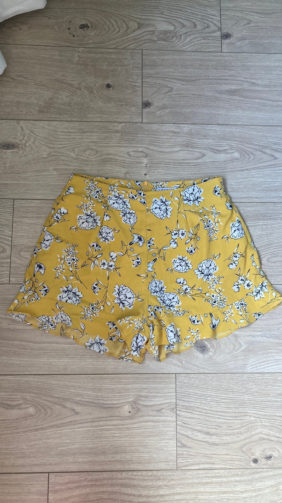 Kort broekje, dames short Loavies maat S, Kleding | Dames, Kort, Geel, Nieuw, Ophalen of Verzenden