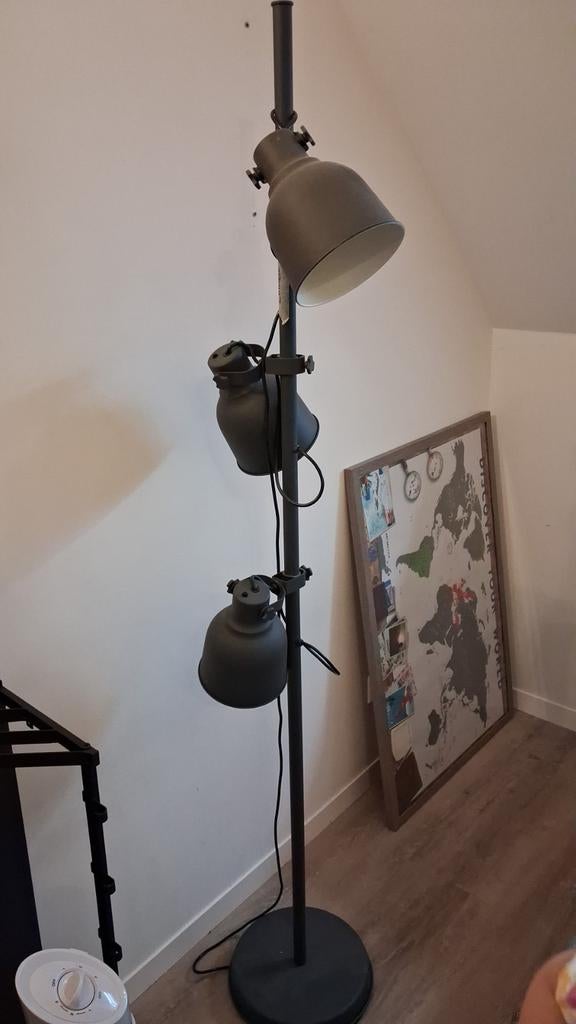 IKEA Staande Lamp met Drie Verstelbare Spots - Donkergrijs, Huis en Inrichting, Ophalen, Gebruikt, Modern, Industrieel, Metaal