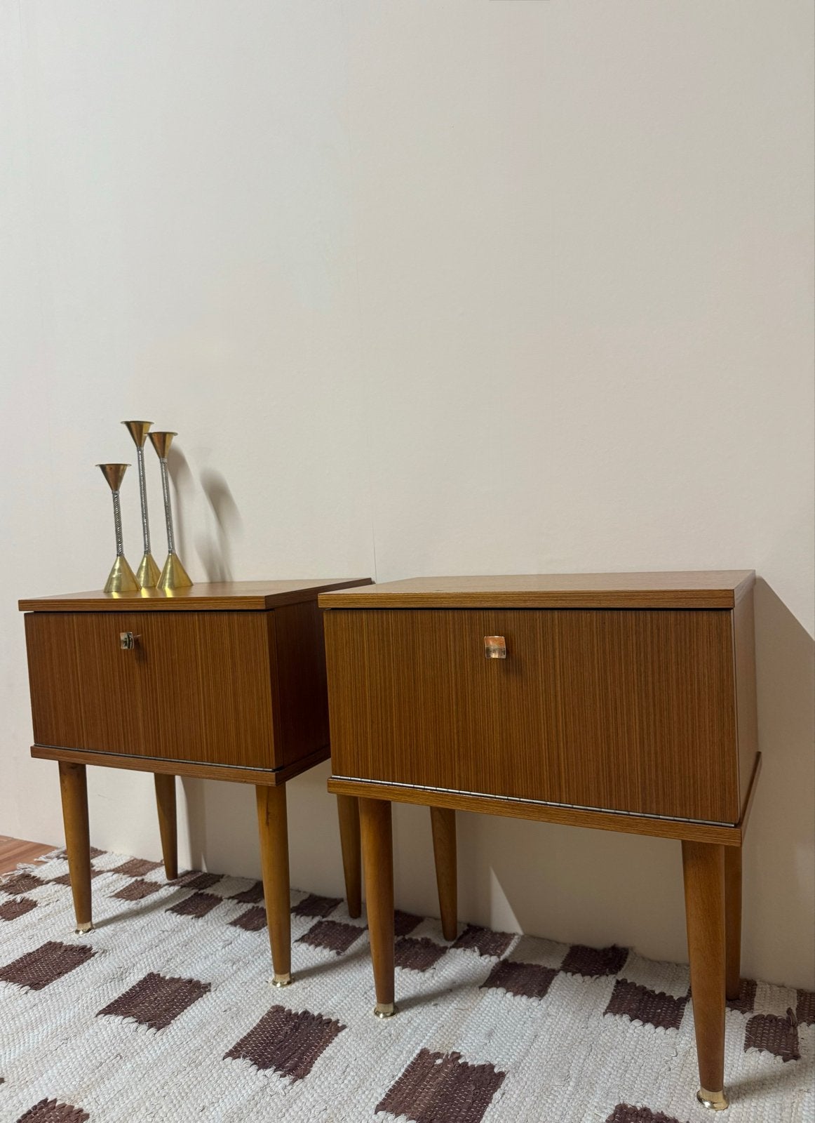 Set van 2 vintage nachtkastjes messing teak fineer klepkast, Ophalen