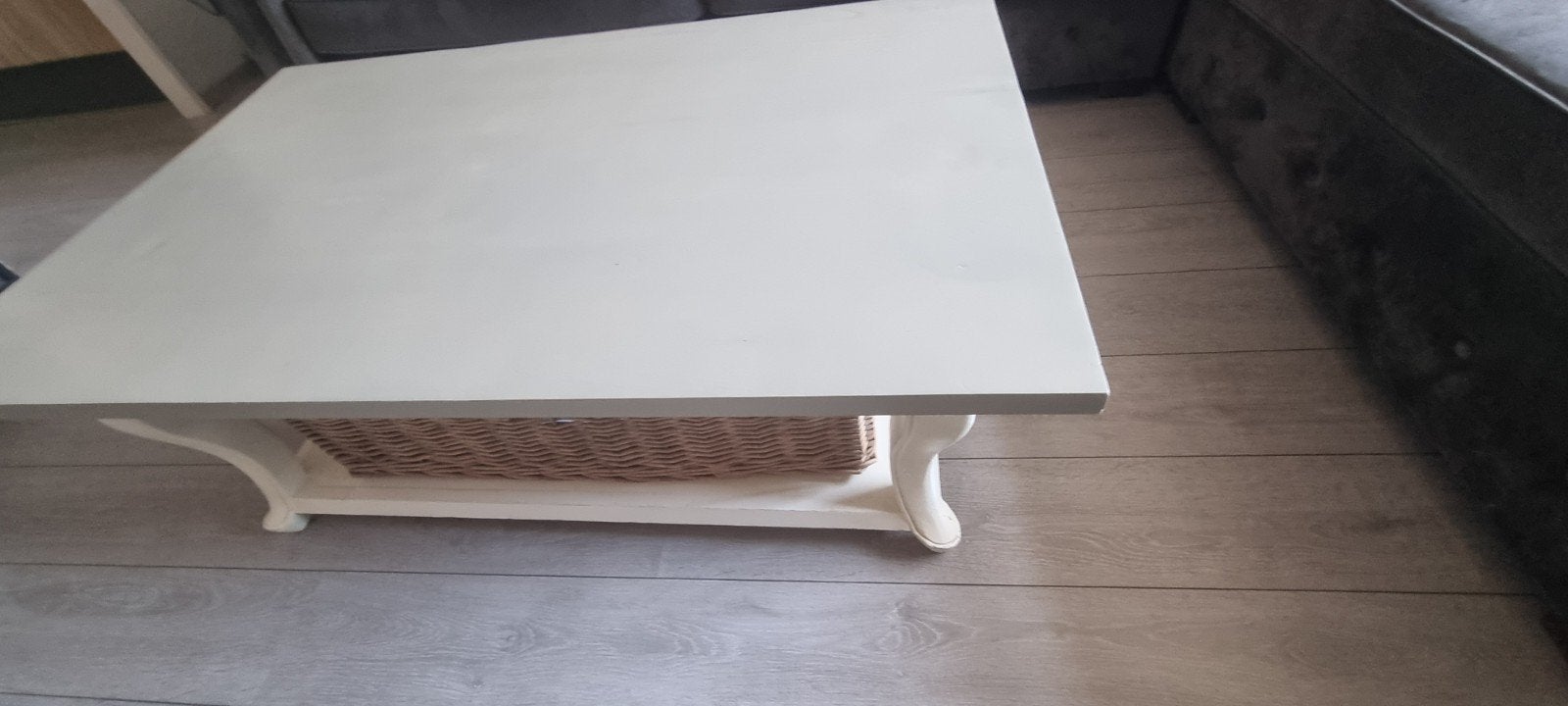 Salontafel met rieten mand - blad kleur taupe/ onderstel Wit, Huis en Inrichting, Ophalen, 50 – 75, Gebruikt, 50 tot 100 cm