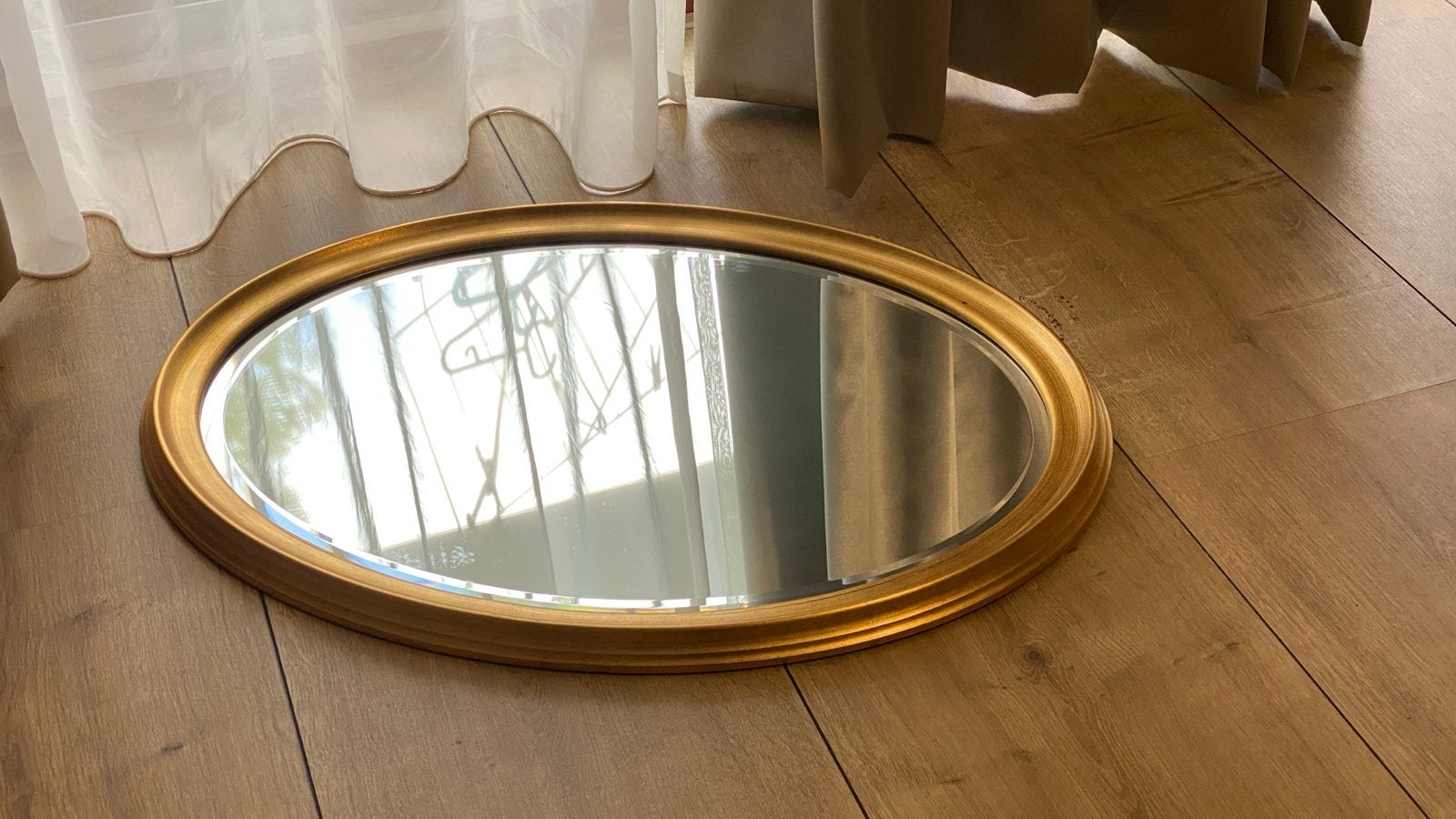 Ovale spiegel met gouden lijst, Huis en Inrichting, Woonaccessoires | Spiegels, Ophalen, Gebruikt, Minder dan 100 cm, Ovaal