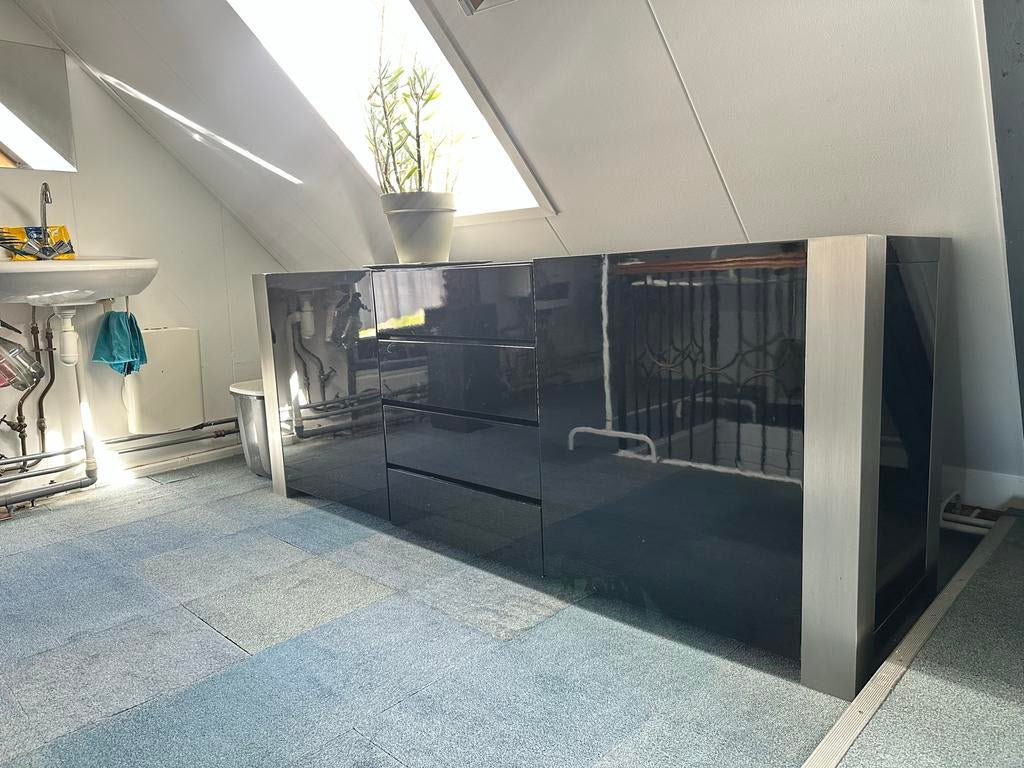 Modern dressoir met hoogglans zwart en RVS accenten, Huis en Inrichting, Kasten | Dressoirs, Gebruikt, 150 tot 200 cm, 50 tot 75 cm