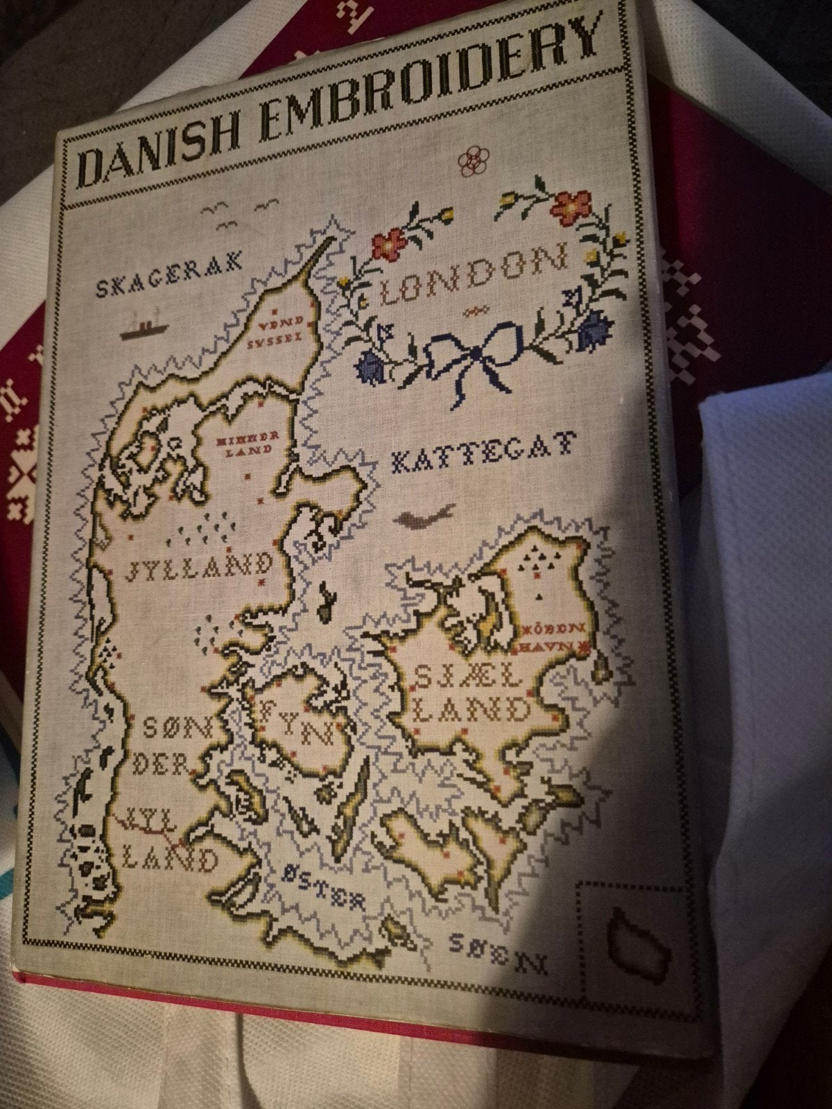 Danish Embroidery - Boek over Deens borduurwerk, Ophalen of Verzenden, Gelezen, Borduren en Naaien, Gerda Bengtsson
