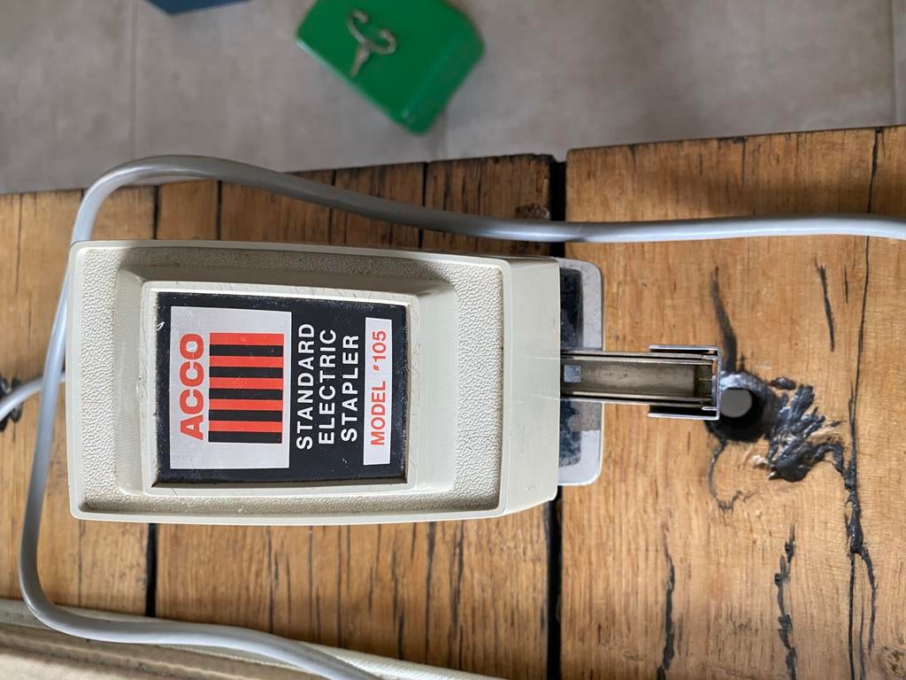Elektrische bureau nietmachine, Ophalen of Verzenden, Zo goed als nieuw
