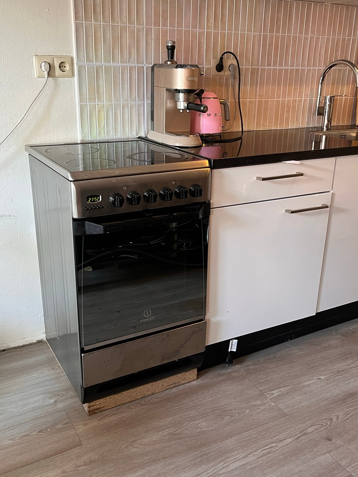 Indesit Vrijstaand Elektrisch Fornuis met Oven, Ophalen, Gebruikt, Keramisch, 4 kookzones