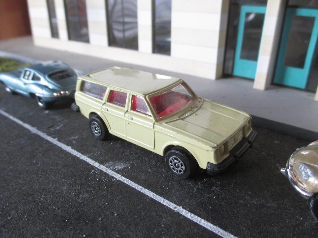 1:64 Volvo 245 - Corgi Juniors creme, Ophalen of Verzenden, Gebruikt, Auto