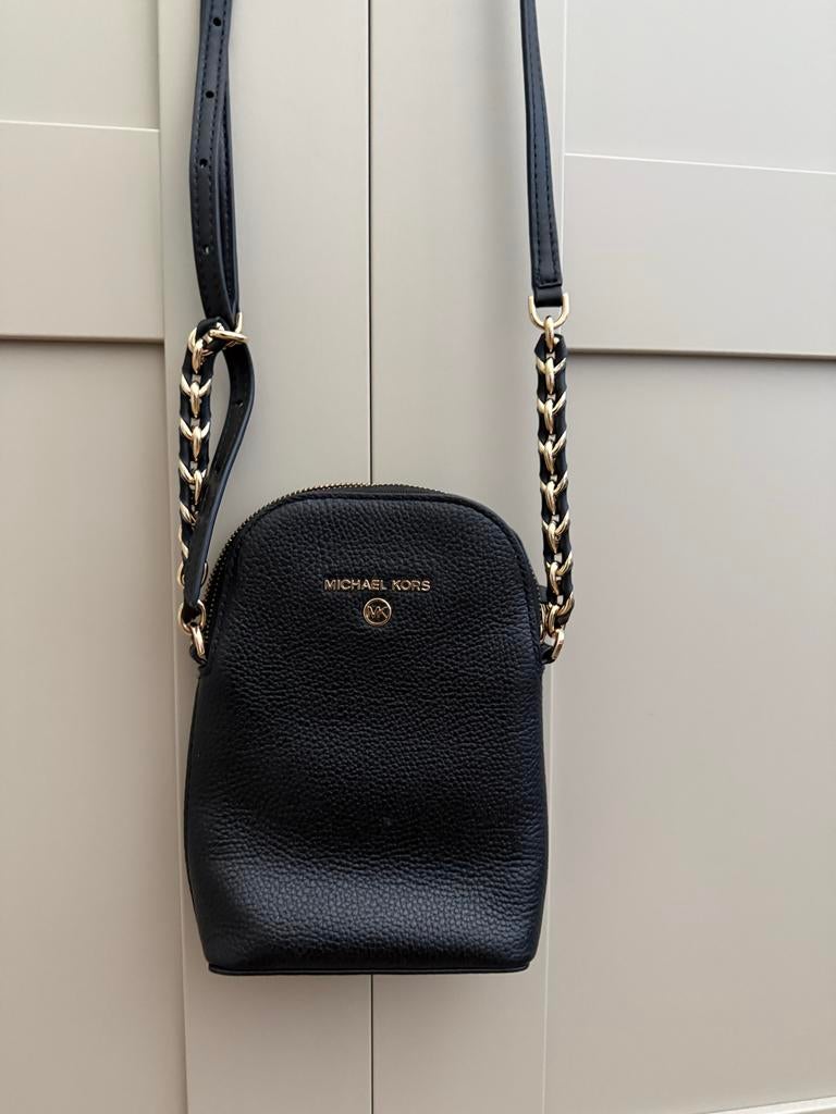 Michael Kors Zwarte Crossbody Tas met Gouden Details, Ophalen of Verzenden, Zo goed als nieuw, Zwart, Schoudertasje
