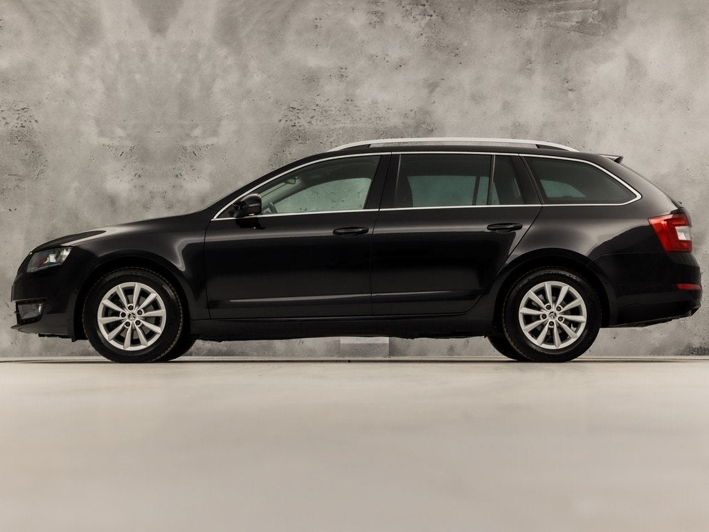 Skoda Octavia Combi 1.0 TSI Sport Automaat (APPLE CARPLAY, N, Auto's, Skoda, Gebruikt, Zwart, Origineel Nederlands, 630 kg