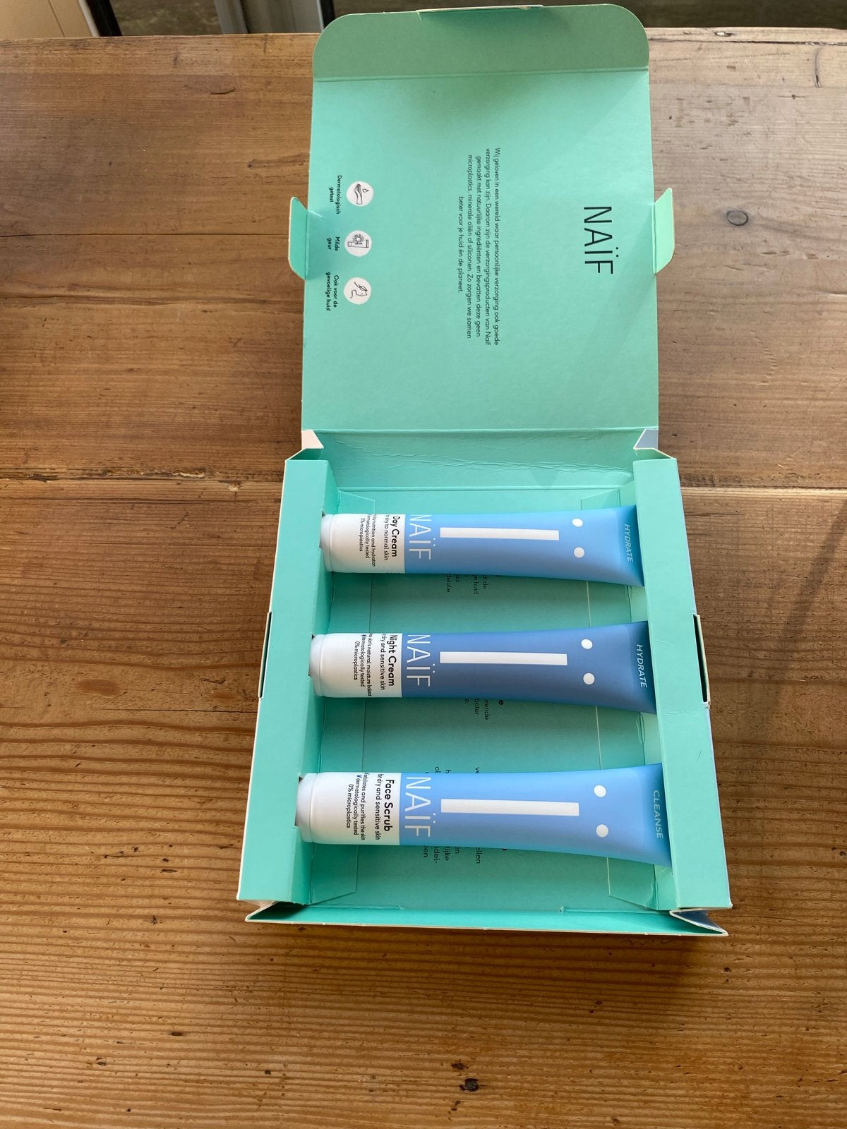 NAÏF Face Kit - Dagcrème, Nachtcrème, Face Scrub, Ophalen of Verzenden, Nieuw, Gehele gezicht, Verzorging