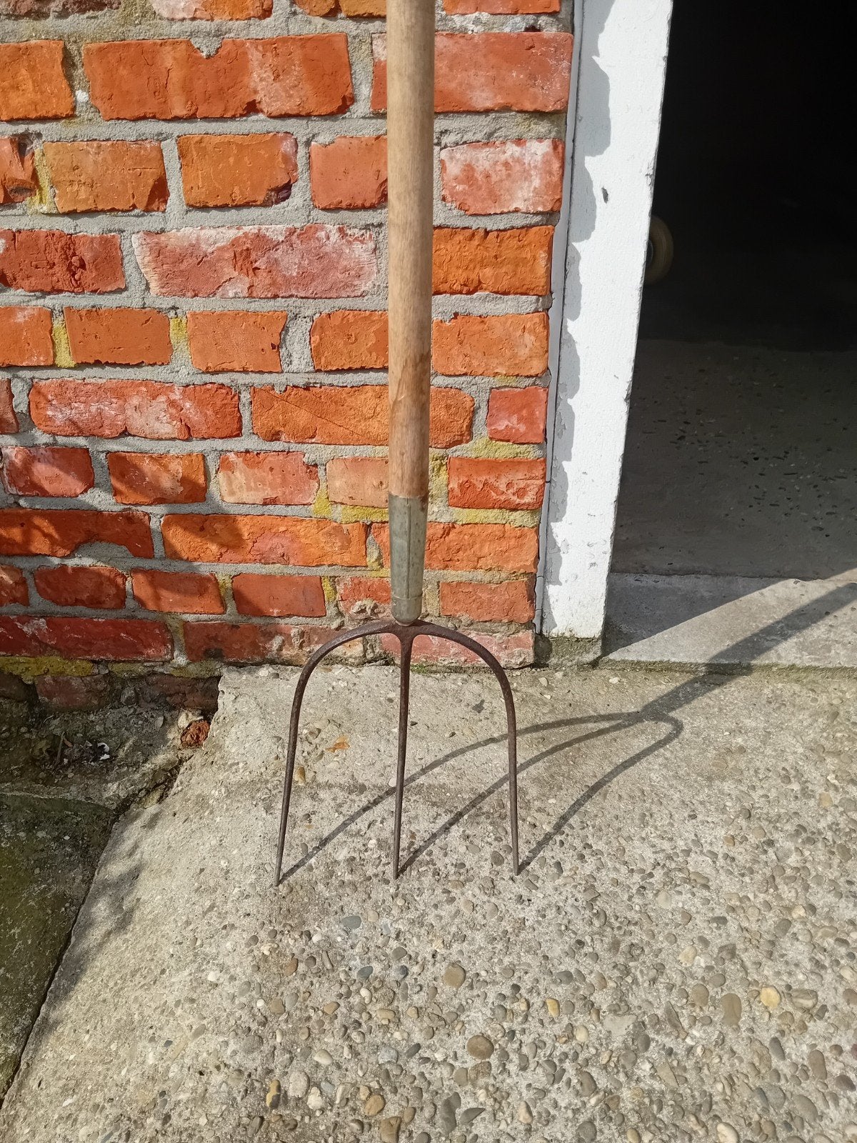 Degelijke hooivork met houten steel, Ophalen