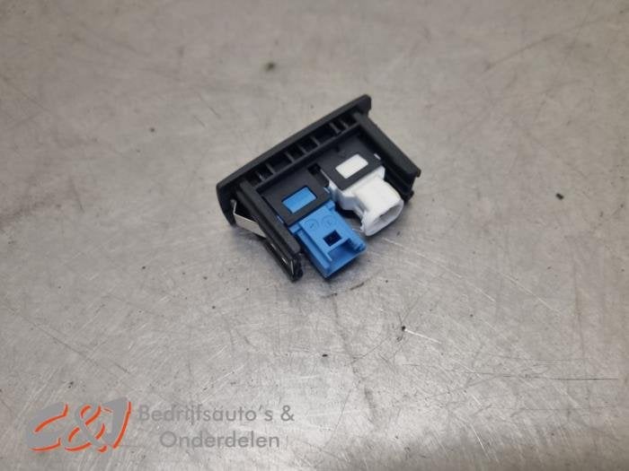 AUX/USB aansluiting van een Mercedes Vito, Gebruikt, -, Ophalen of Verzenden, -