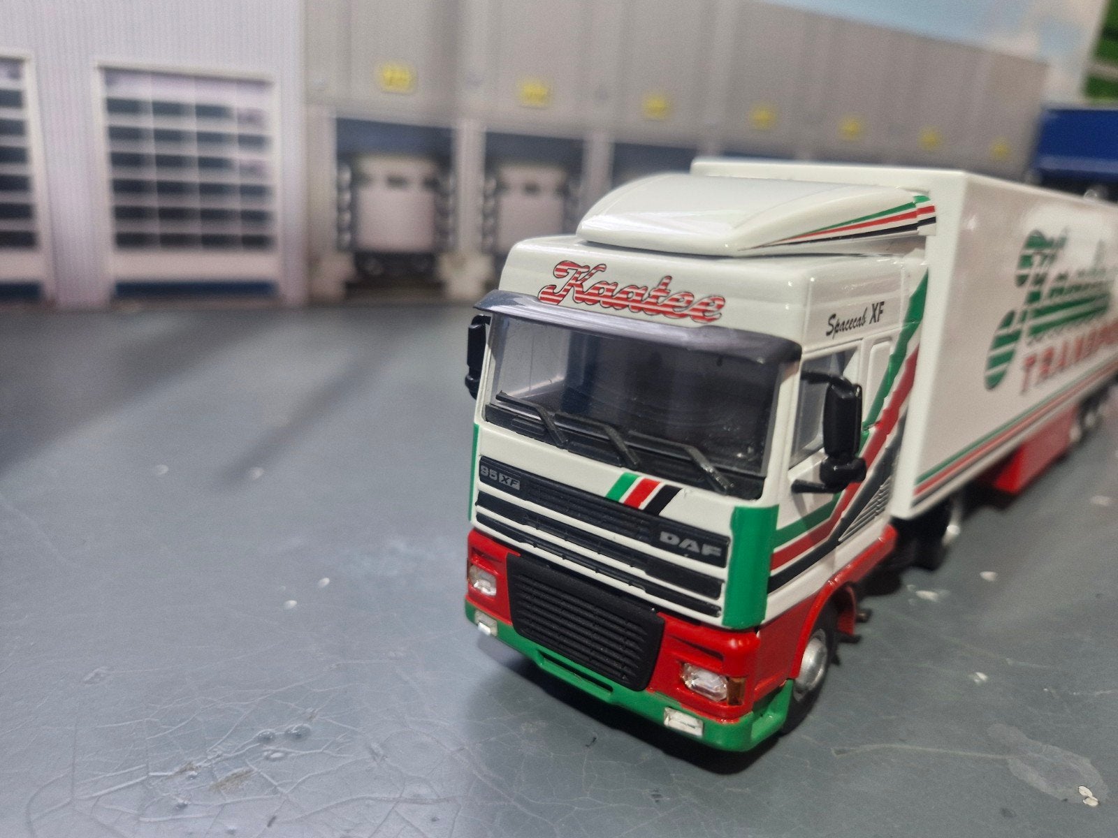 Daf  95 xf kaatee transport, Hobby en Vrije tijd, Modelauto's | 1:50, Ophalen of Verzenden, Zo goed als nieuw, Bus of Vrachtwagen