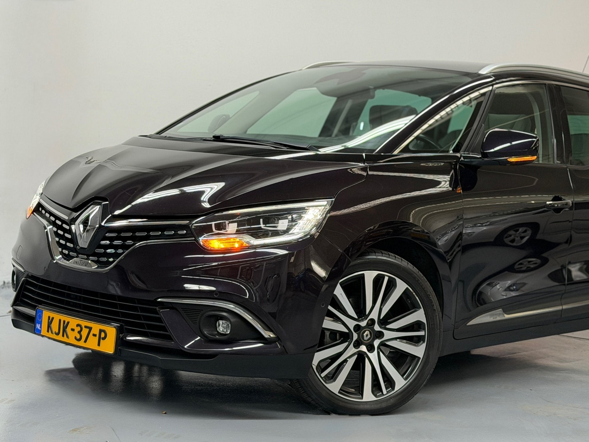 Renault Grand Scénic 1.3 TCe Initiale Paris Bose 7p Pano Ma, Auto's, Dealer onderhouden, Automatische klimaatregeling, Leder, Bedrijf