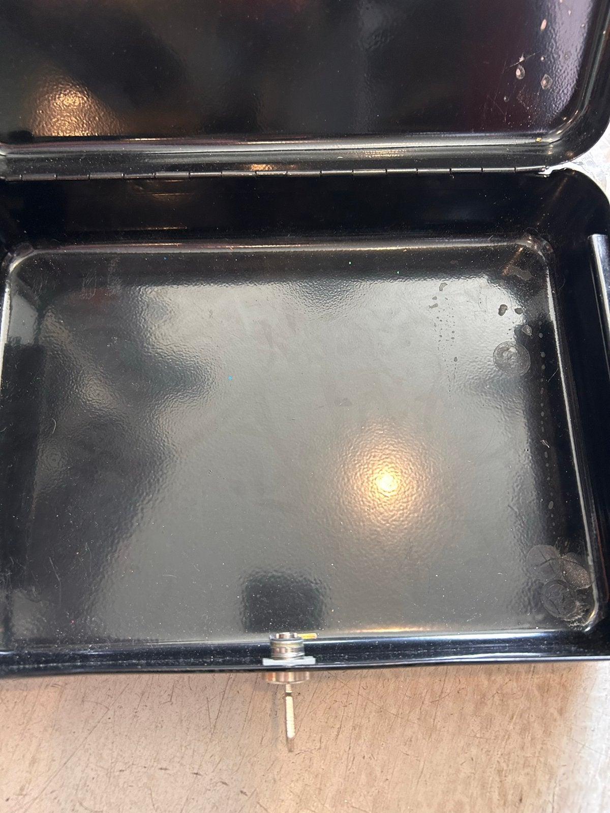 Kluisje / Muntgeld houder met sleutel - Zwart metaal, Minder dan 50 cm, Gebruikt, Z, .