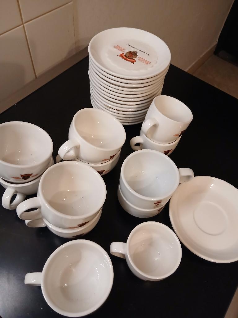 kopjes en schoteltjes + stapel borden., Ophalen, Nieuw, Overige stijlen, Kop(pen) en/of Schotel(s)