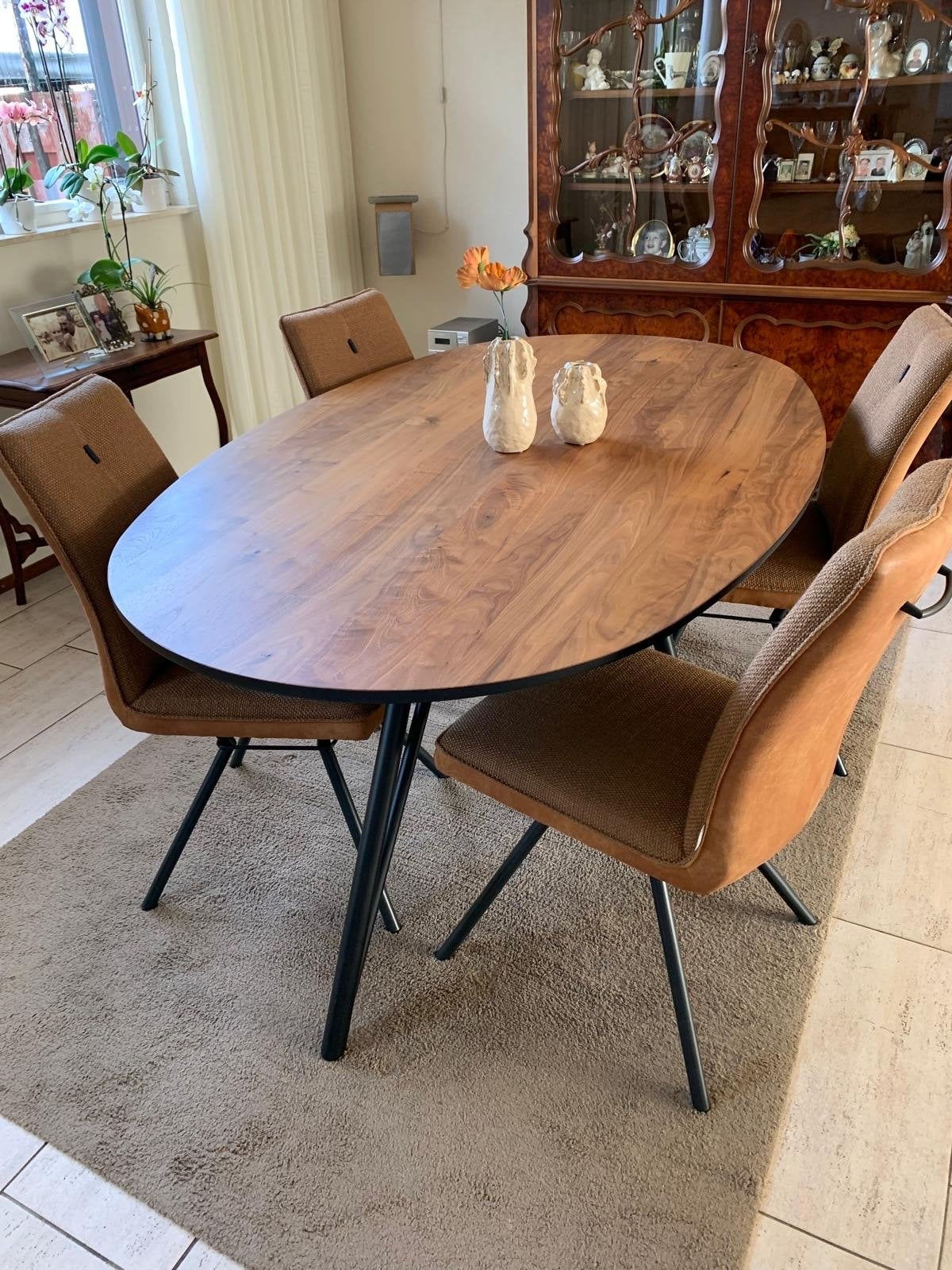 Moderne eetkamer: ovale houten tafel met 4 stoelen, Huis en Inrichting, Ophalen, Zo goed als nieuw, 4 tot 6 stoelen