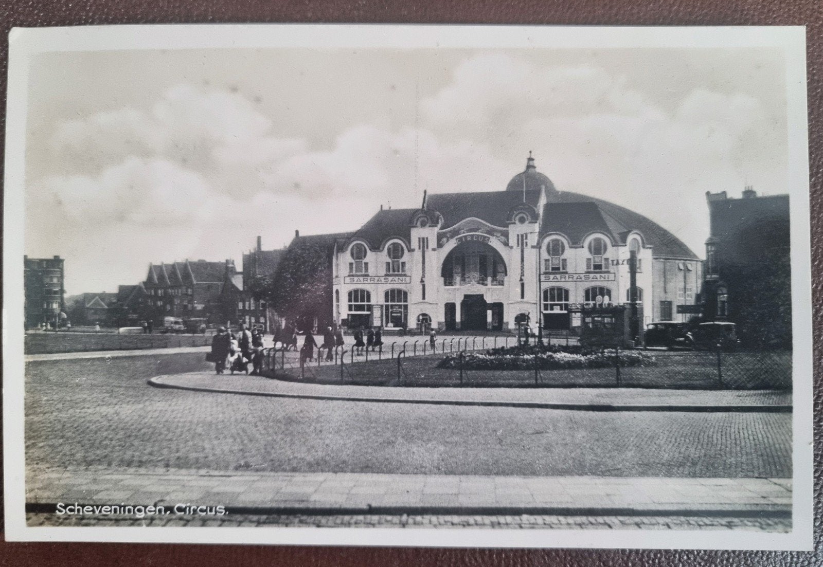 Circusgebouw Sarrasani Scheveningen. Vintage Kaart jaren 192, Ophalen of Verzenden, Kaart, Fotografie, Origineel
