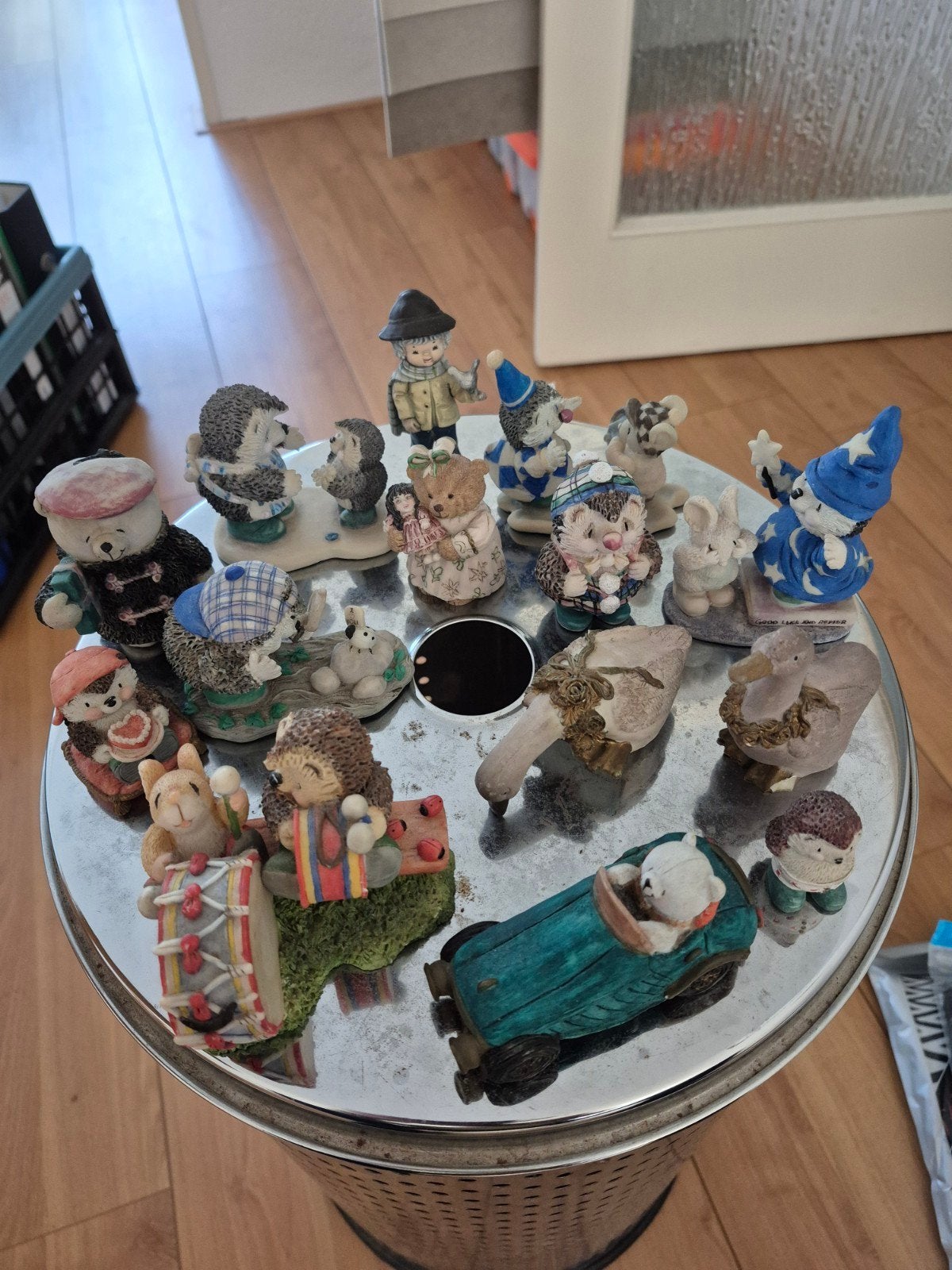 Verzameling van diverse beeldjes, waaronder egels en beren, Ophalen of Verzenden