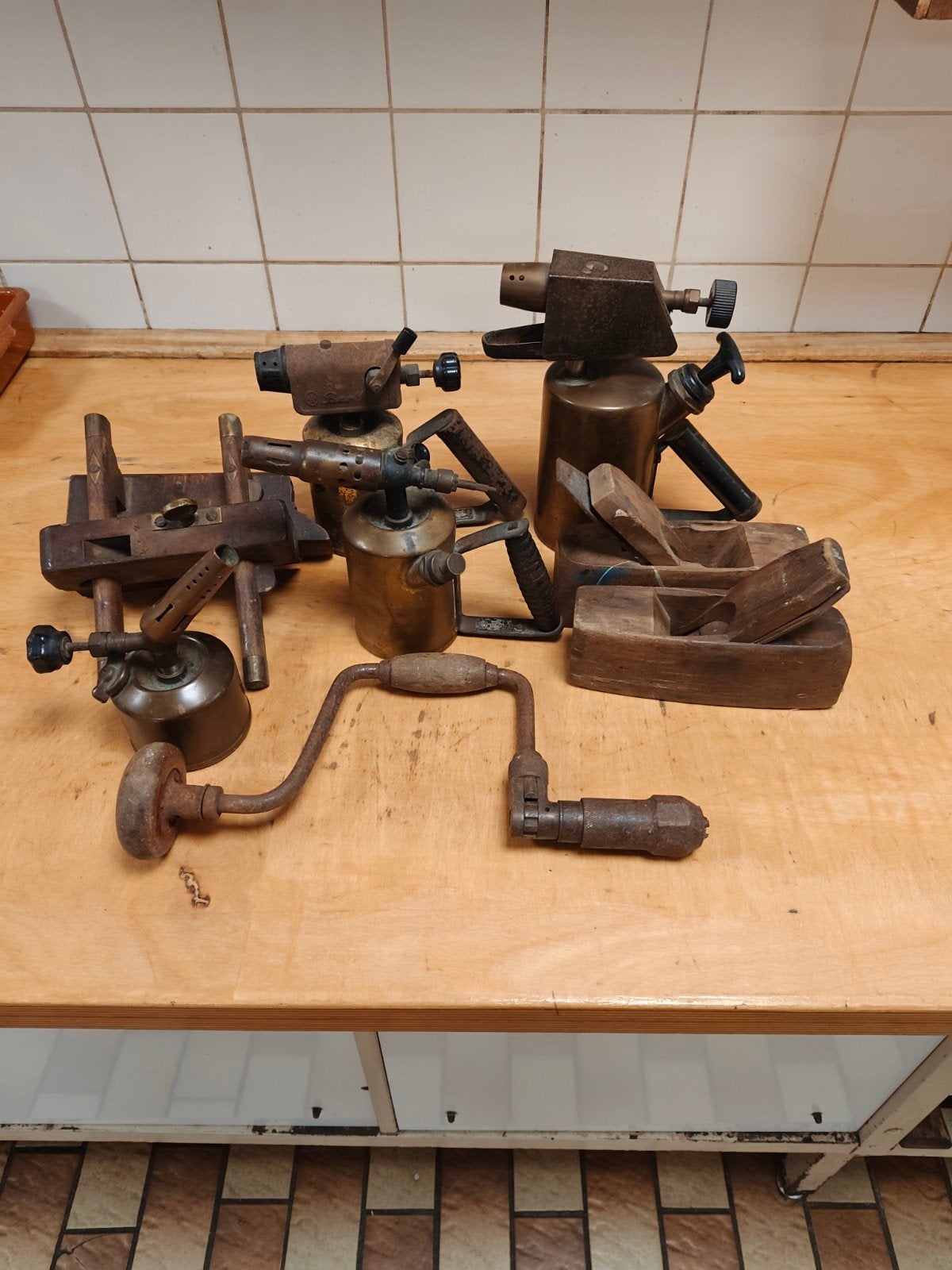 Antieke gereedschappen: branders, schaven en boor, Ophalen