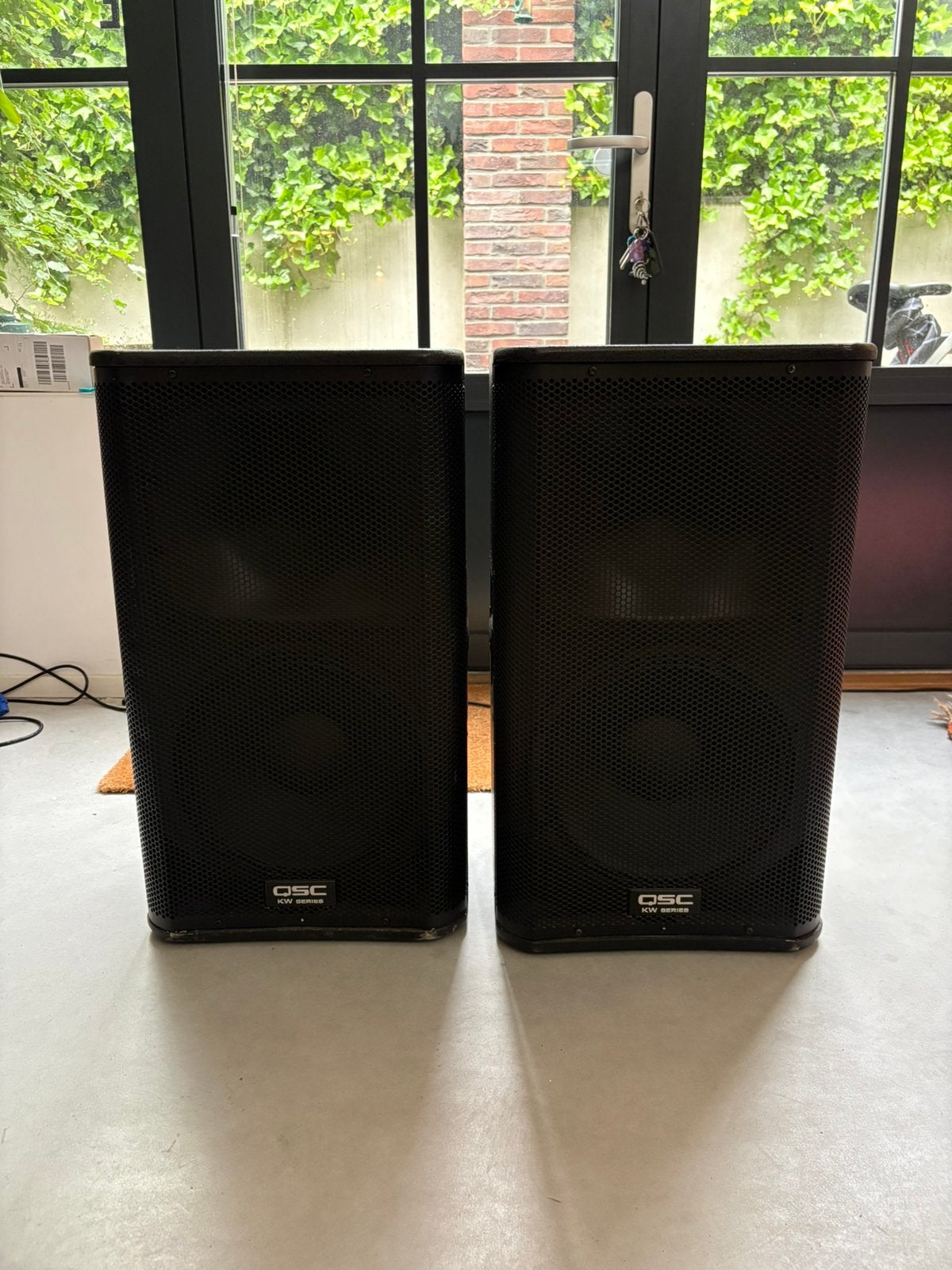 Qsc kw 122, Audio, Tv en Foto, Luidsprekers, Zo goed als nieuw, 120 watt of meer, Front, Rear of Stereo speakers, Ophalen