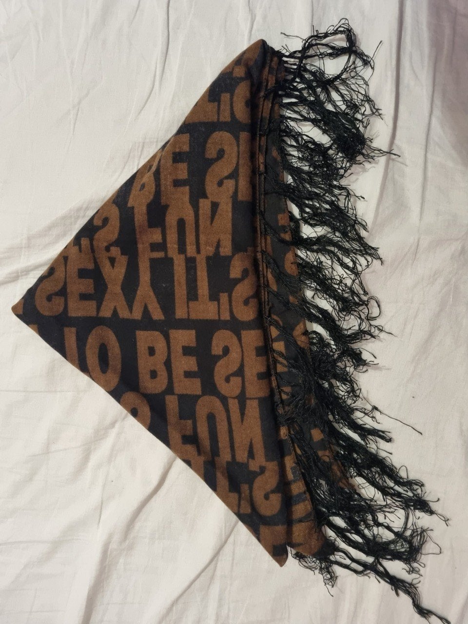 Bruine sjaal met zwarte letters franjes zgan dames one size, Ophalen of Verzenden, Zo goed als nieuw, Maat 38/40 (M), Sjaal