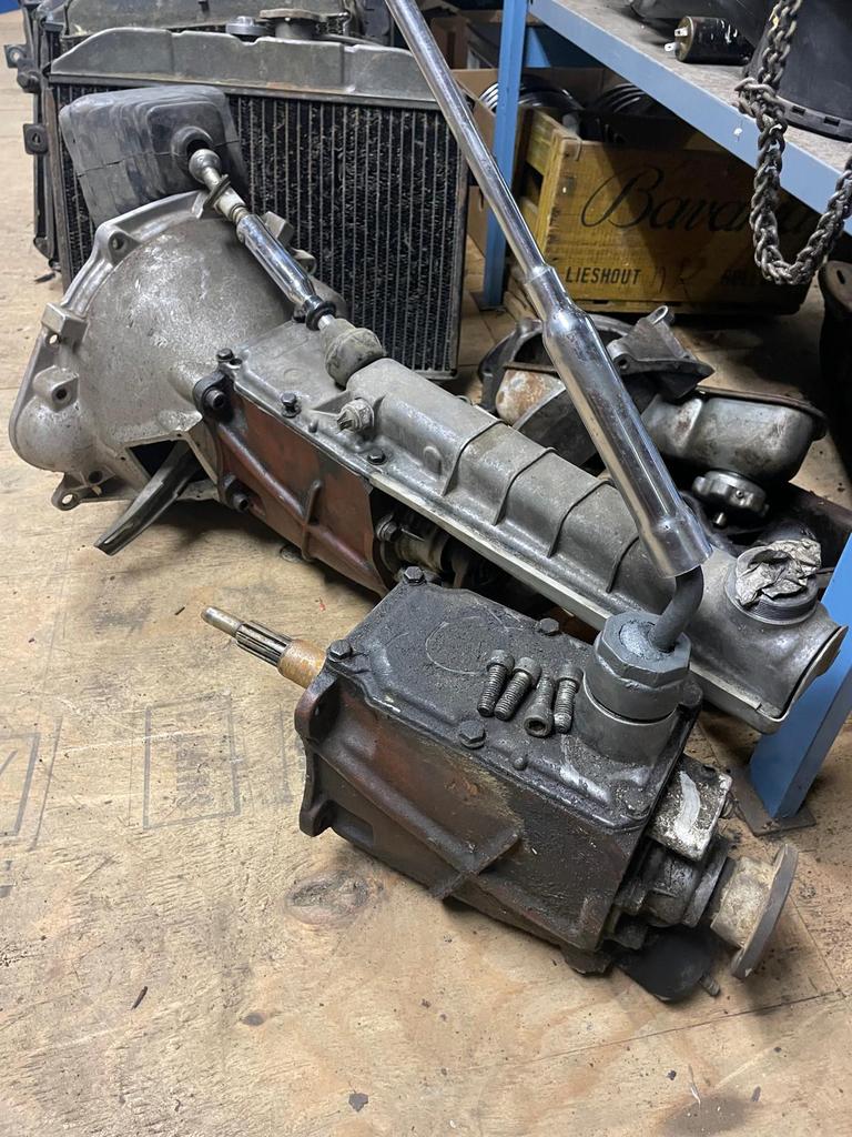 TWEE VOLVO AMAZONE VERSNELLINGSBAKKEN M40, Ophalen, Volvo