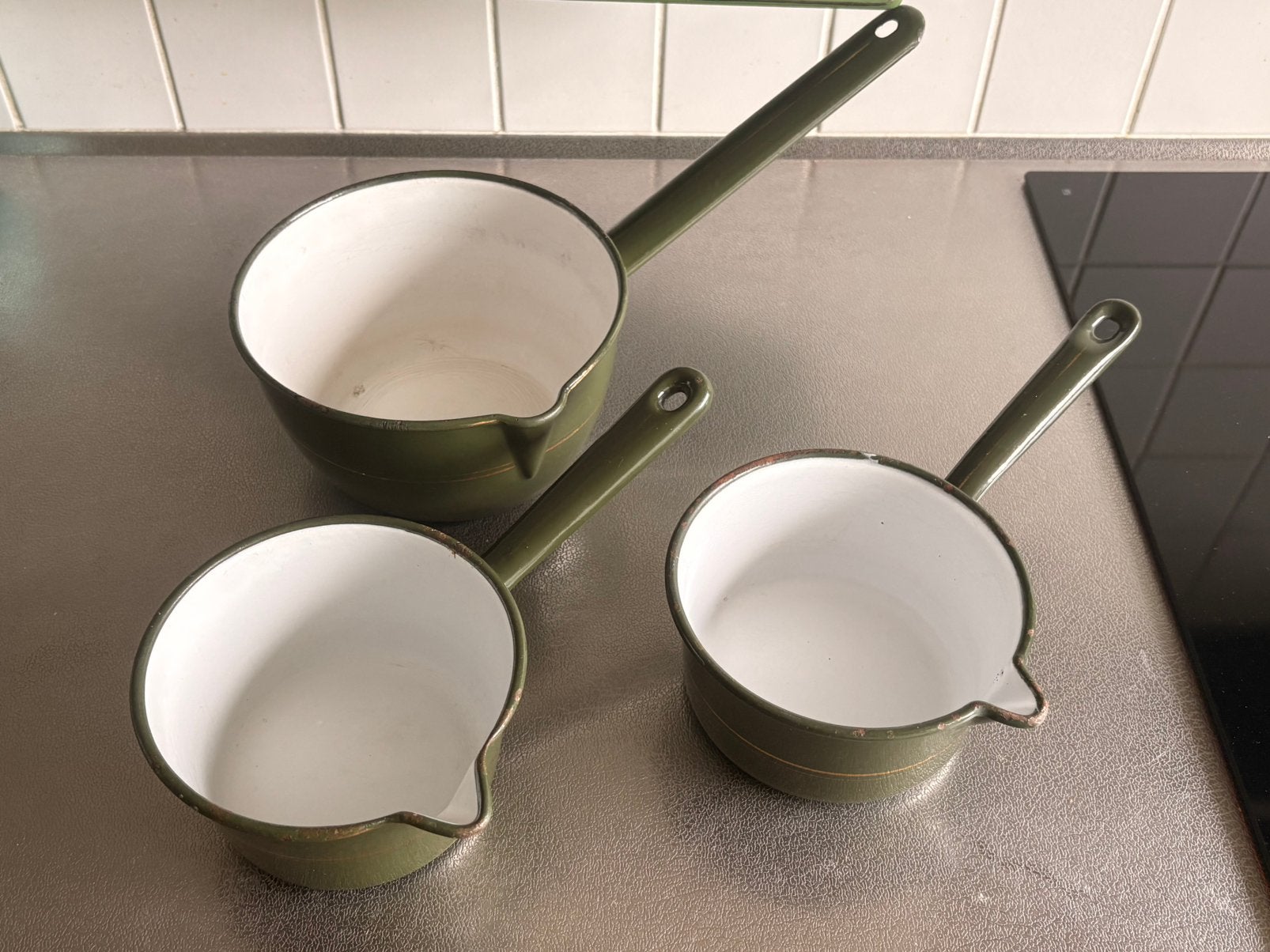 3 kleine steelpannen emaille reseda groen met gouden bies., Antiek en Kunst, Antiek | Emaille, Ophalen of Verzenden