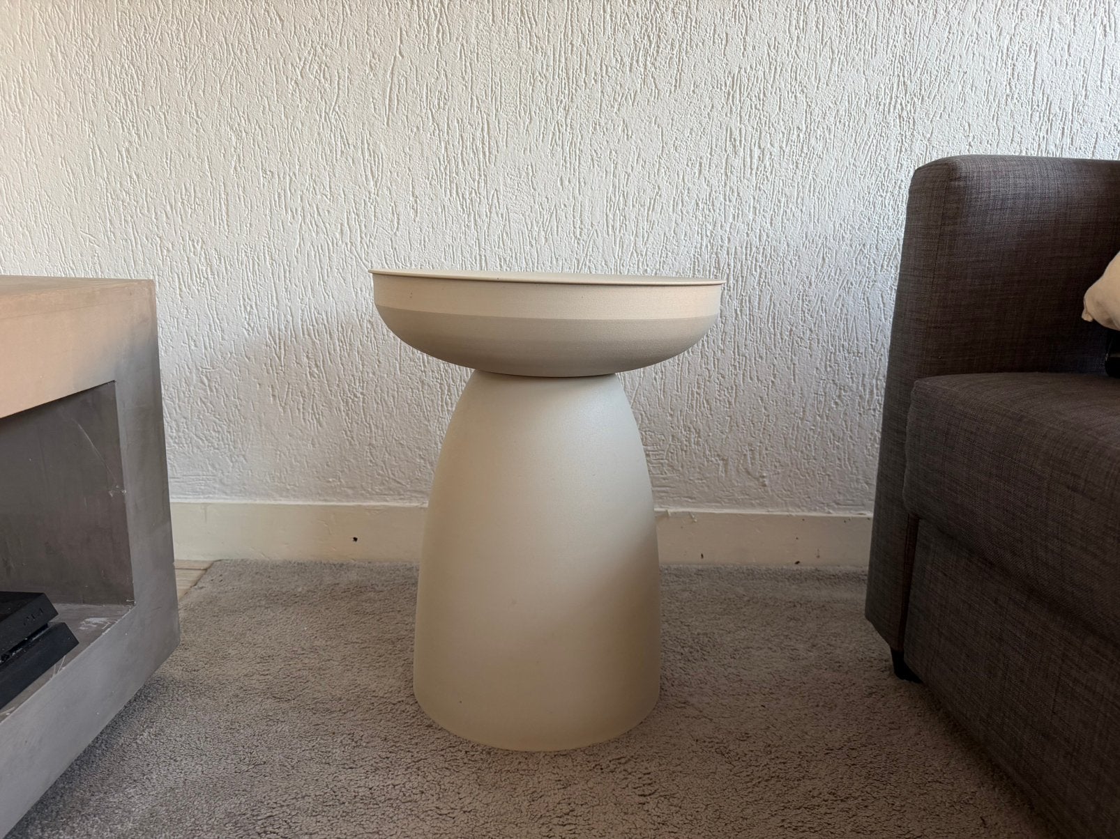 KARWEI bijzettafel Yiska warmgrijs gepoedercoat metaal, Huis en Inrichting, Tafels | Bijzettafels, Minder dan 55 cm, Metaal of Aluminium