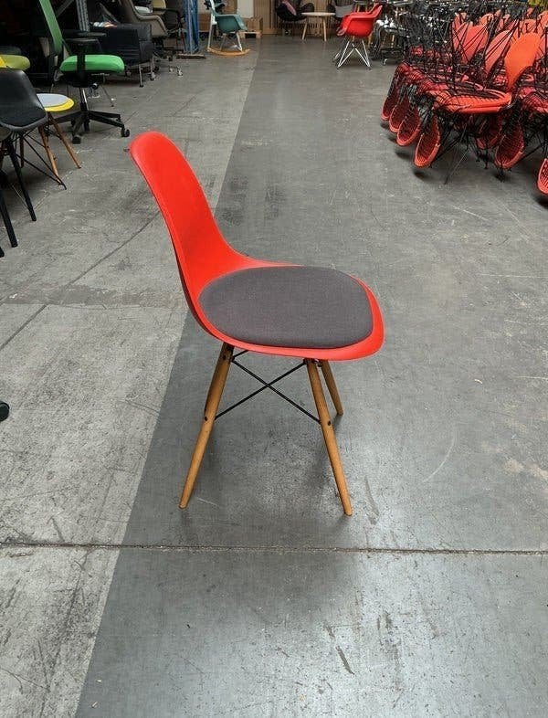 Vitra Eames Plastic Chair DSW Eetkamerstoel | Rood | Grijs, Huis en Inrichting, Gebruikt, -, -, Kunststof