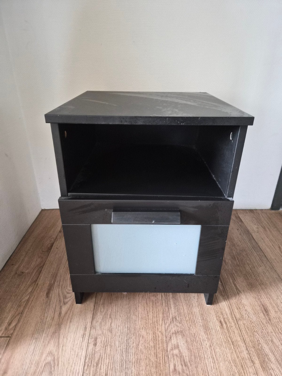 Zwart nachtkastje met lade en open vak, Ophalen, Gebruikt, Minder dan 45 cm, Minder dan 55 cm