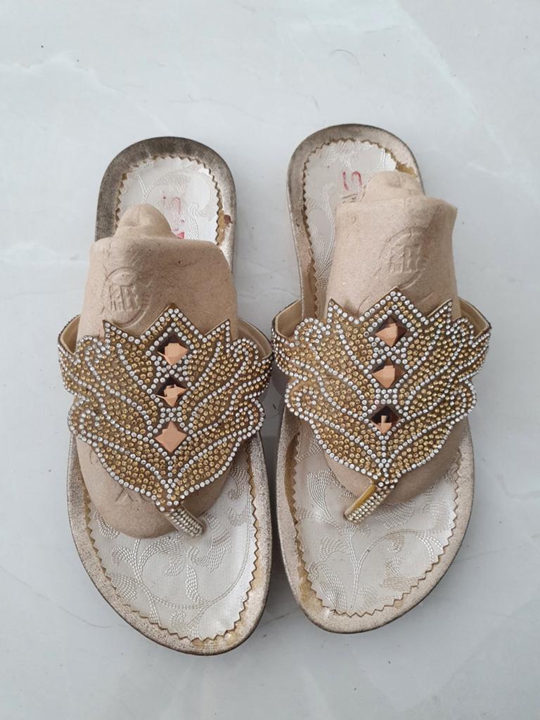 Gouden slippers met strass steentjes maat 37, Slippers, Overige kleuren, Ophalen of Verzenden, Zo goed als nieuw