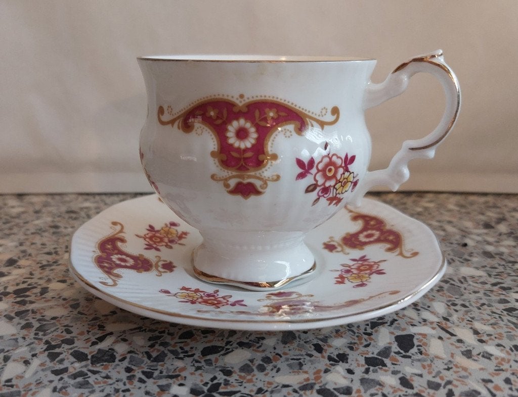 Vintage Willy’s Pottery rood motief Bone China England, Ophalen of Verzenden, Zo goed als nieuw, Wedgwood, Kop(pen) en/of Schotel(s)