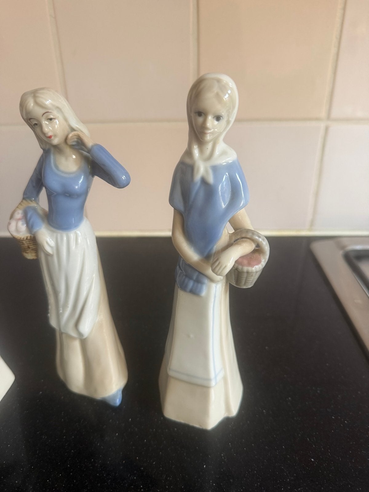 Set van 3 porseleinen beeldjes van vrouwen met mandjes, Verzamelen, Beelden en Beeldjes, Ophalen of Verzenden, Gebruikt, Mens