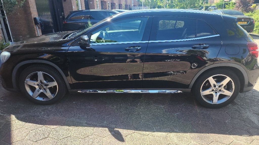 Mercedes-Benz GLA 180 Business Solution Limited, Automaat, Achterwielaandrijving, Zwart, 4 cilinders