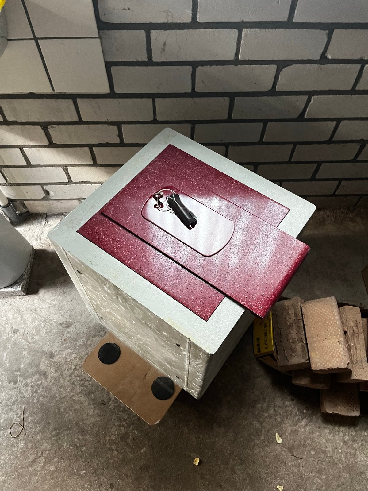 Goed werkende kluis met sleutels, Huis en Inrichting, Brandblussers en Brandkasten, Ophalen, Gebruikt, Brandkast