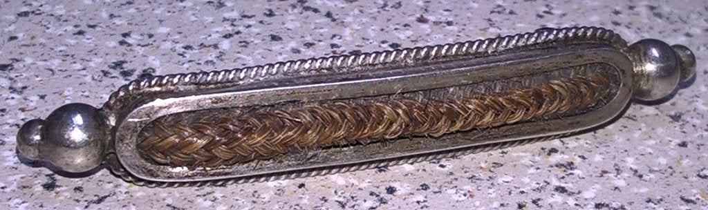 Antieke rouwbroche speld met haarwerk inscriptie Y N 1917, Ophalen, Overige materialen, Broche