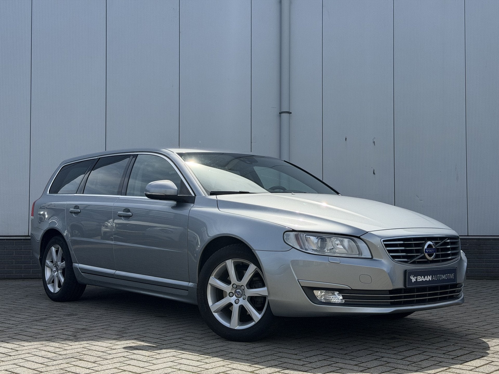 Volvo V70 2.0 T4 Polar Luxury Automaat | Leder | Navi | Xeno, Gebruikt, Euro 6, 1969 cc, 1600 kg