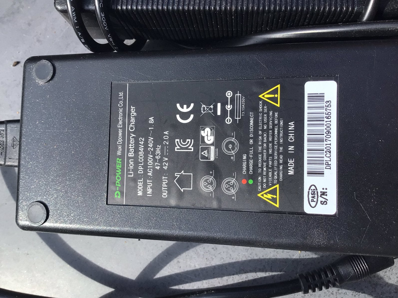 Acculader lithium ion 42 volt , zie fotos 2 stuks, Ophalen of Verzenden, Zo goed als nieuw