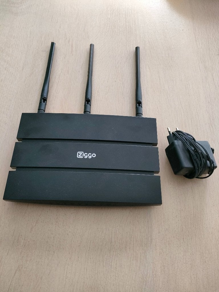 Router (ex-Ziggo), Ophalen of Verzenden, Gebruikt, Router, Ziggo