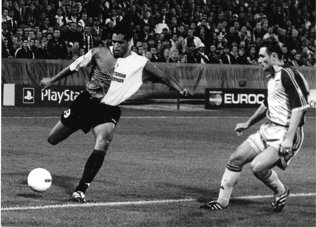 persfoto Piet Bouts 10-10-2001 Feyenoord Bayern München 2x, Verzamelen, Verzenden, Zo goed als nieuw, Feyenoord, Spelerskaart