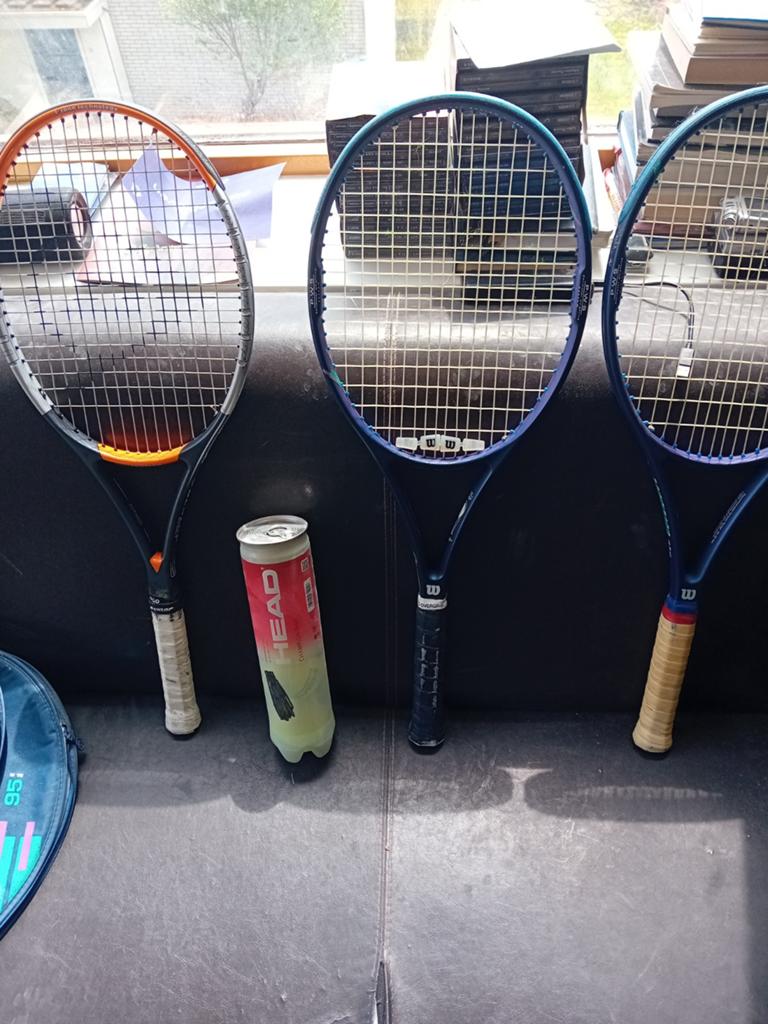 3 tennisrackets en tin tennisballen., Gebruikt, L4, Ophalen of Verzenden, Wilson