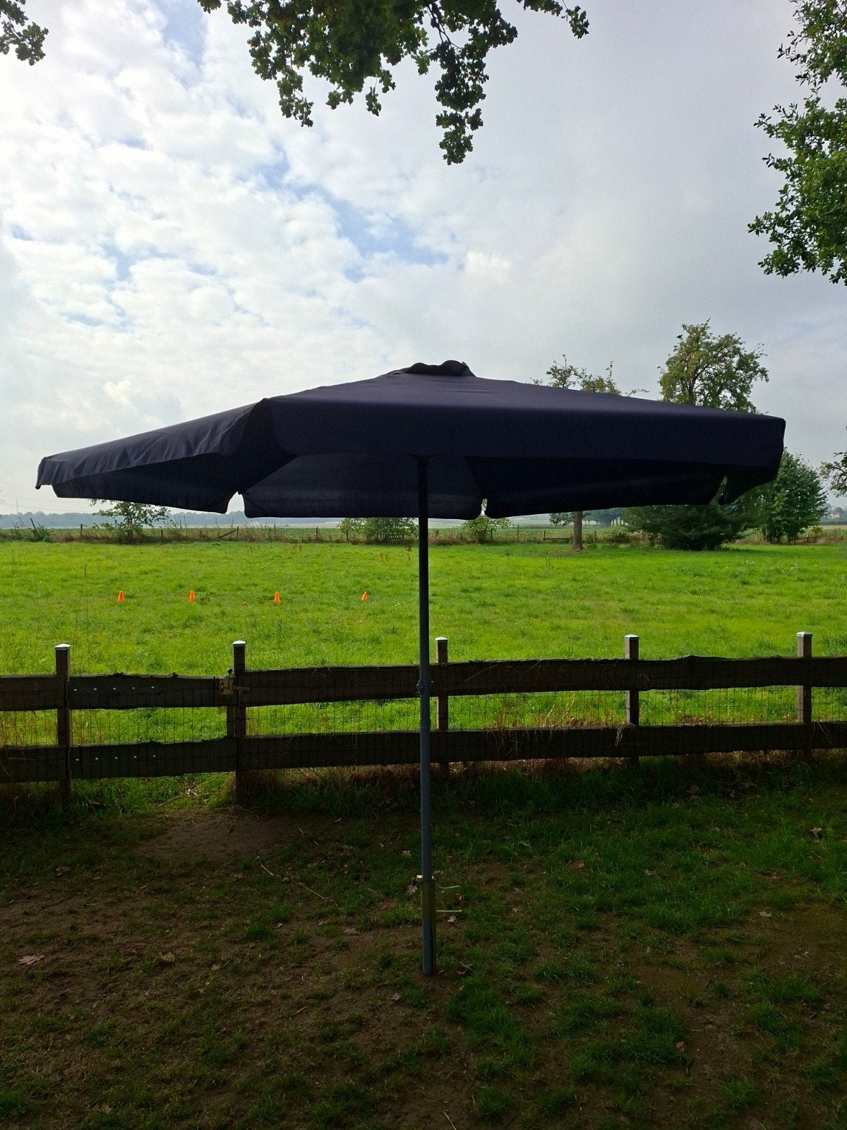 Donkerblauwe parasol met grondanker, Ophalen, Gebruikt, 2 tot 3 meter