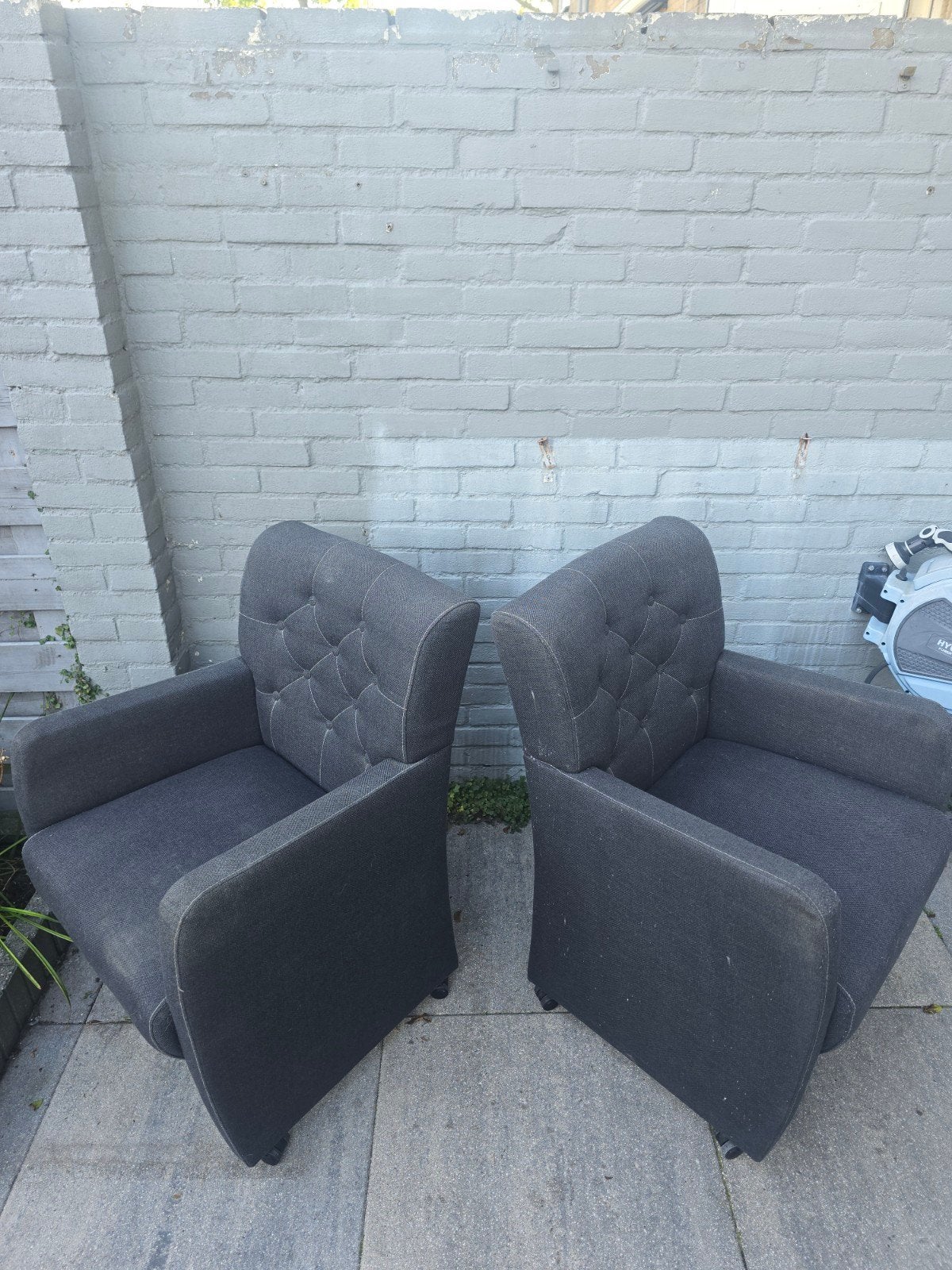 Foto 3 van 4 gebruikte eetkamerstoelen met wielen